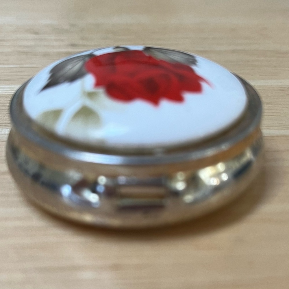 Vintage (?) pill Box Red Rose Flower Divided Made in Japan - Picture 10 of 14
